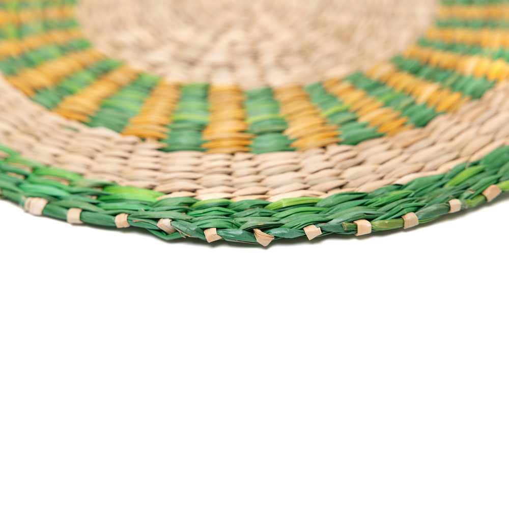 Champ Verdoyant - Round placemat in handwoven seagrass, green and yellow pattern – view 3 – Handcrafted product, handmade · Kuênia