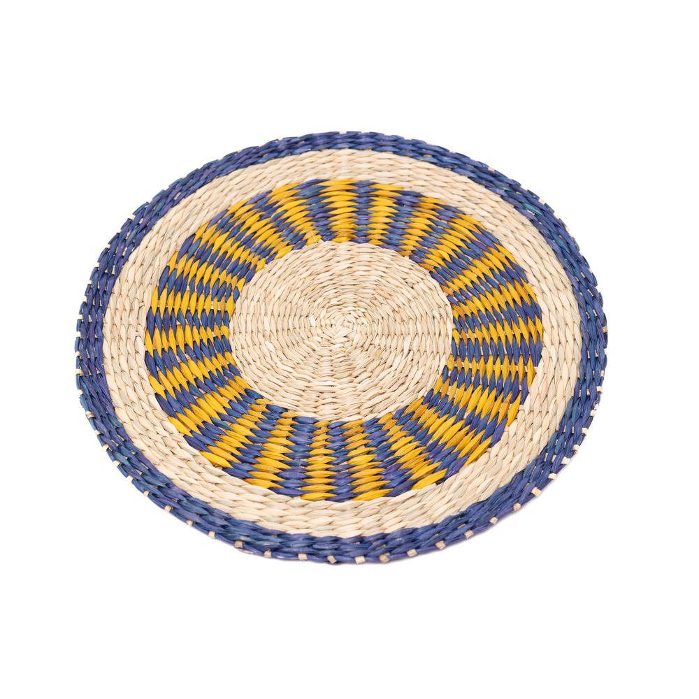 Oasis Marine - Round placemat in handwoven seagrass, blue and yellow pattern – view 2 – Handcrafted product, handmade · Kuênia