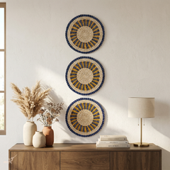 Oasis Marine - Round placemat in handwoven seagrass, blue and yellow – in-use view – Handcrafted product, handmade · Kuênia