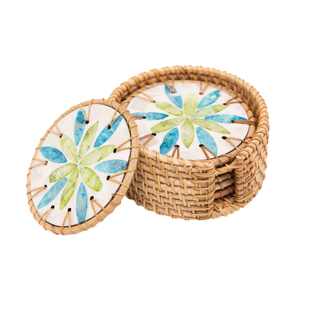 Valse de Nymphéa - Coffret de 6 sous-verres en rotin et nacre, motif végétal bleu et vert sur fond transparent – Produit artisanal fait à la main · Kuênia