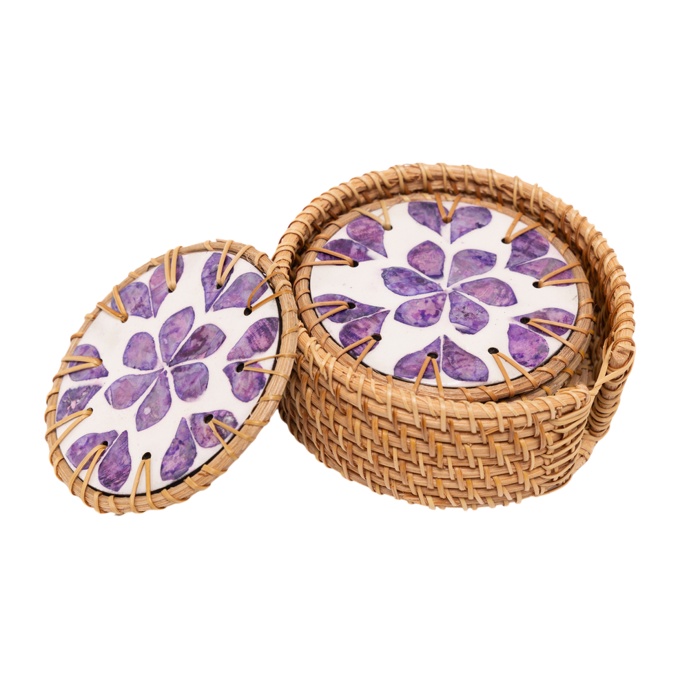 Souffle de Violette - Coffret de 6 sous-verres en rotin et nacre, motif floral violet sur fond transparent – Produit artisanal fait à la main · Kuênia