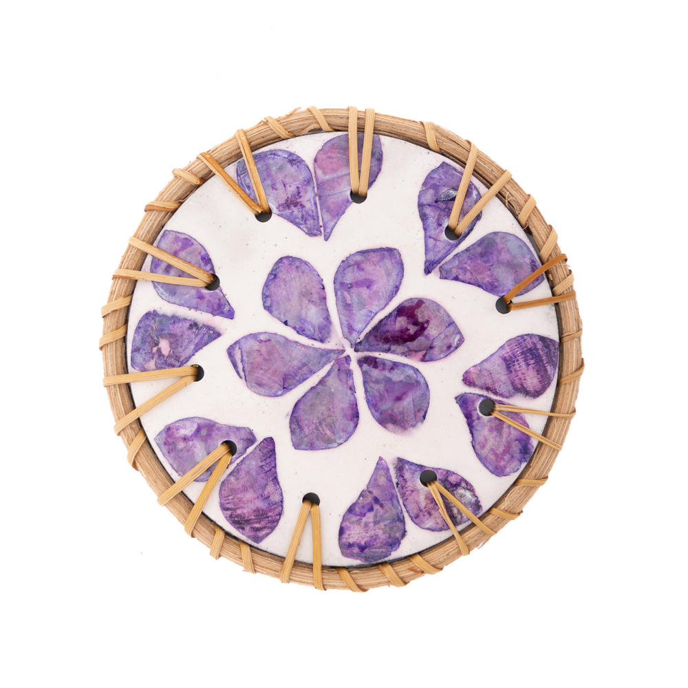 Souffle de Violette - Coffret de 6 sous-verres en rotin et nacre, motif floral violet – vue 2 – Produit artisanal fait à la main · Kuênia