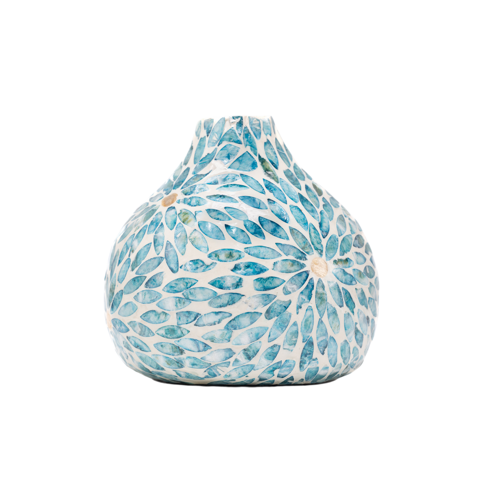 Celesto - Vase décoratif goutte d'eau en marqueterie de nacre bleue, motif floral sur fond transparent – Produit artisanal fait à la main · Kuênia