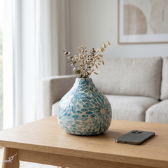 Celesto - Vase décoratif goutte d'eau en marqueterie de nacre bleue, motif floral – mise en scène – Produit artisanal fait à la main · Kuênia
