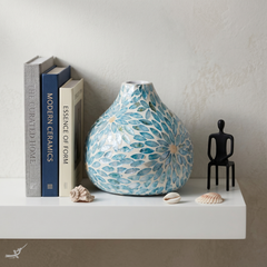 Celesto - Vase décoratif goutte d'eau en marqueterie de nacre bleue, motif floral – vue d'usage – Produit artisanal fait à la main · Kuênia